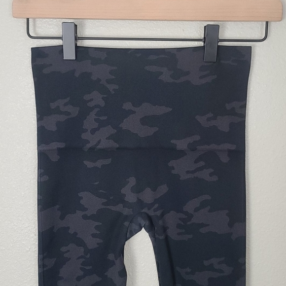 Spanx Camo Look at Me Now Cropped Slimming Leggings - Picture 4 of 8